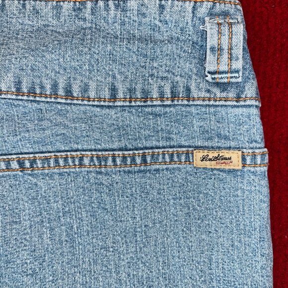 Levi’s Signature Light Wash Capri Jeans front slit - Picture 5 of 11